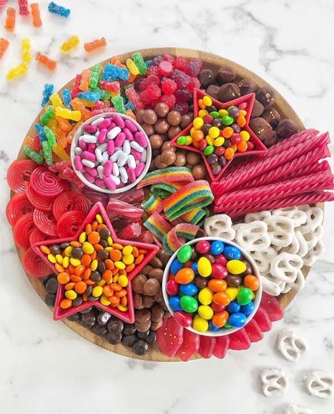 Candy Charcuterie, Dessert Boards, Sweet Table Wedding, Sommer Mad, Snack Trays, Candy Board, Fest Temaer, Food Boards, Movie Night Snacks