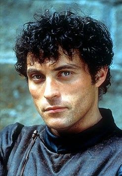 Actorazo y tremenda voz! Welsh Actors, Knights Tale, Period Drama Men, Tam Lin, Rufus Sewell, A Knight's Tale, A Discovery Of Witches, Foto Art, British Actors