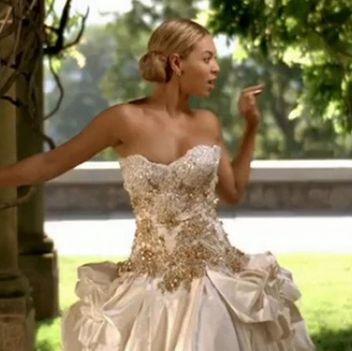 Beyonce's Wedding Dress Is Up for Grabs! (If You Have Serious $$$$$!): Save the Date Beyonce Wedding Dress, Beyonce Wedding, Video Pernikahan, Beyonce Dress, King B, Old Wedding Dresses, Beverly Hills Wedding, Easter Dresses For Toddlers, Silver Cocktail Dress