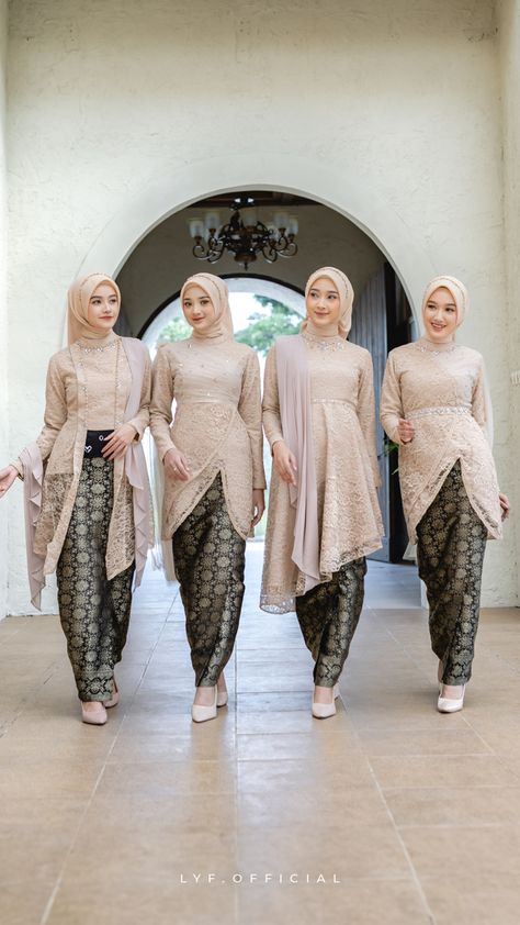 Kebaya Brokat Bridesmaid, Model Kebaya Modern Wisuda, Kebaya Kondangan Modern, Braidsmaid Hijab Style, Kebaya Modern Hijab Bridesmaid, Model Kebaya Modern Hijab, Model Baju Bridesmaid, Kebaya Bridesmaid, Kebaya Modern Hijab