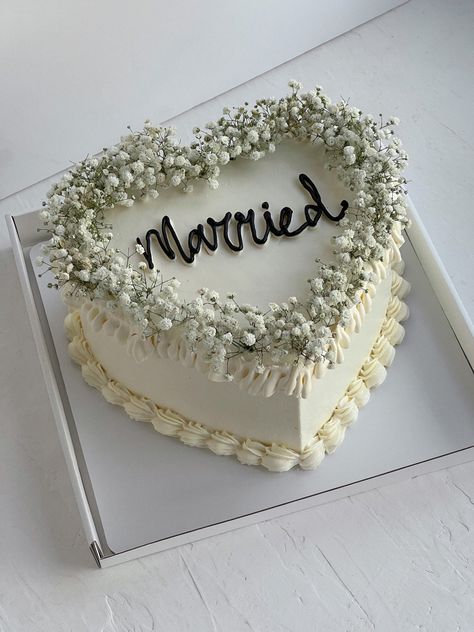 Simple Wedding Cake Chocolate, Vintage Just Married Cake, Civil Wedding Celebration, Wedding Cake Without Fondant, Simple Elopement Cake, Grooms Cookie Cake Ideas, Love Heart Wedding Cake, Bridal Cakes Ideas Simple, Nikkah Cupcakes