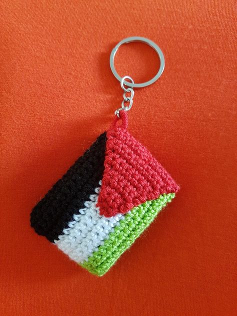 Crochet flag keychain Crochet Flag Keychain, Crochet Map, Crochet Flag, Projek Mengait, Crochet Mask, Pony Bead Patterns, Bookmark Craft, Crochet Knit Stitches, Crochet Keychain Pattern