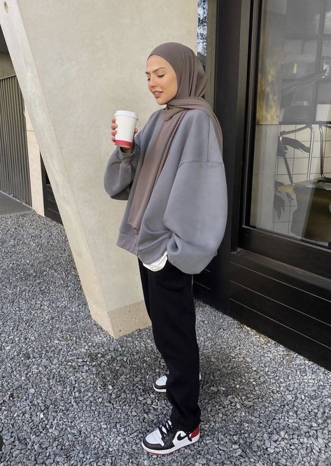 Hijab Inspiration, Estilo Hijab, Style Tutorial, Streetwear Inspo, Hijab Fashionista, Modest Style, Muslim Outfits Casual, Muslim Fashion Hijab Outfits, Pose Fotografi