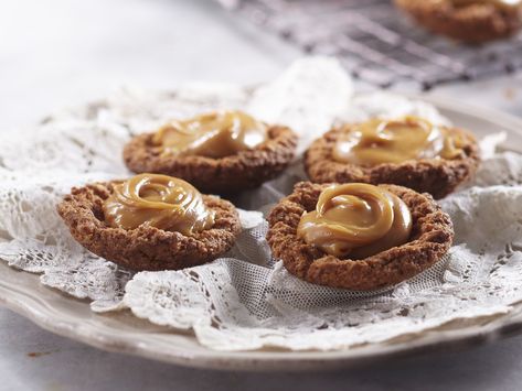 Caramel Tarts, Caramel Biscuits, Caramel Tart, Biscuits Easy, Food Signs, Tasty Bites, Salted Caramel, Pie Recipes, Super Simple