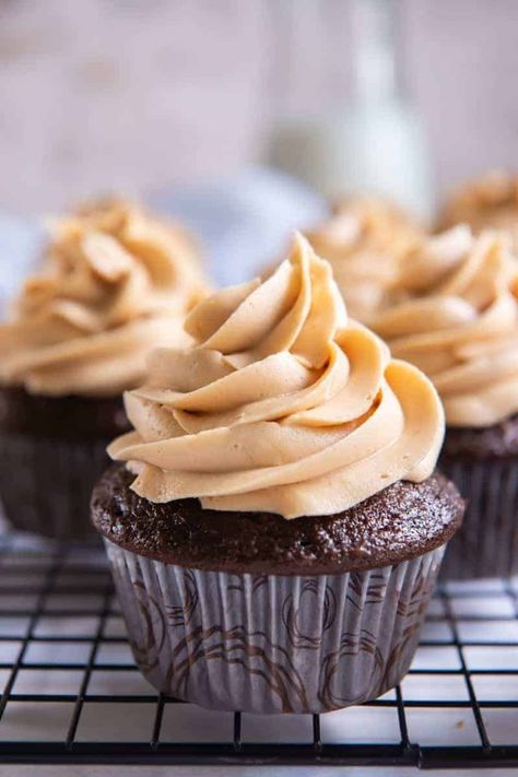 Peanut Butter Buttercream Peanut Butter Frosting Easy, Homemade Frosting Recipes, Peanut Butter Frosting Recipe, Peanut Butter Icing, Fluffy Frosting, Frosting Recipes Easy, Peanut Recipes, Homemade Frosting, Butter Icing