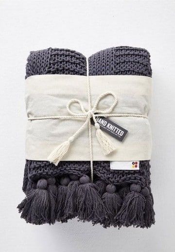 Rug Packaging Ideas, Blanket Wrapping Ideas, Rug Packaging, Crochet Packaging Ideas, Blanket Packaging, Textile Packaging, Scarf Packaging, Black Bed Linen, Grey Linen Bedding