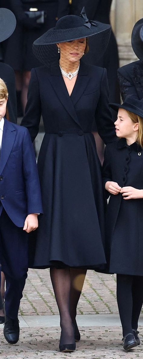 a black Alexander McQueen coatdress Royal Family Portrait, Looks Kate Middleton, Princess Katherine, Reine Elizabeth, Estilo Real, Elisabeth Ii, Princess Kate Middleton, Queen Costume, Concept Clothing