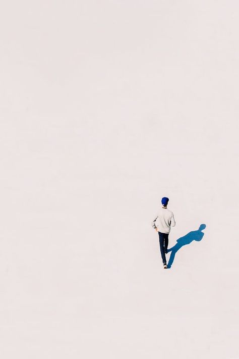 Negative Space Photography, Amazing Man, Walking Man, Happy Man, Space Photography, People Walking, Happy Photos, Minimalist Photography, New Images