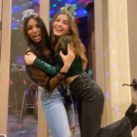 Nye Party Pictures, Nye Bestie Pics, New Year’s Eve Pictures With Friends, Best Friend New Years Pictures, New Years Picture Ideas Friends, New Years Poses Picture Ideas, New Years Pictures With Friends, New Years Eve Picture Ideas, New Year’s Eve Picture Ideas