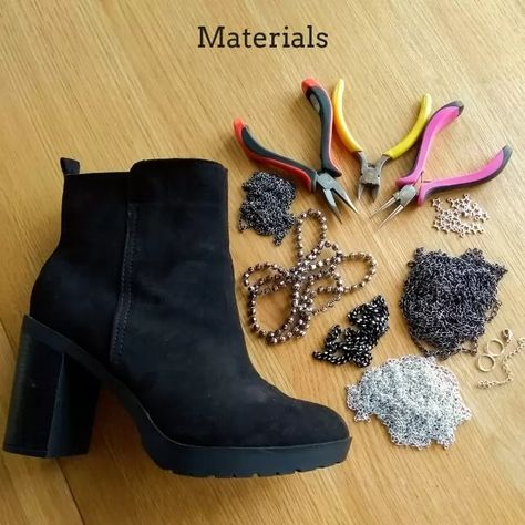 Boot Charms Diy, Diy Boot Chains, Diy Boot Jewelry, Boot Accessories Diy, Boot Jewelry Diy Ideas, Diy Festival Accessories, Boot Chains Diy, Boot Makeover, Beaded Boots