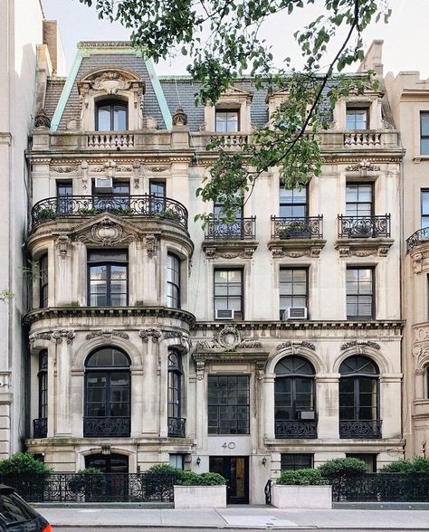 French Townhouse Exterior, Manhattan Apartment Luxury, Upper East Side House, Luxury Apartments Exterior, Rich Houses, Nyc Mansions, Apartment Building Exterior, Fancy Apartment, Luxury Apartment Building