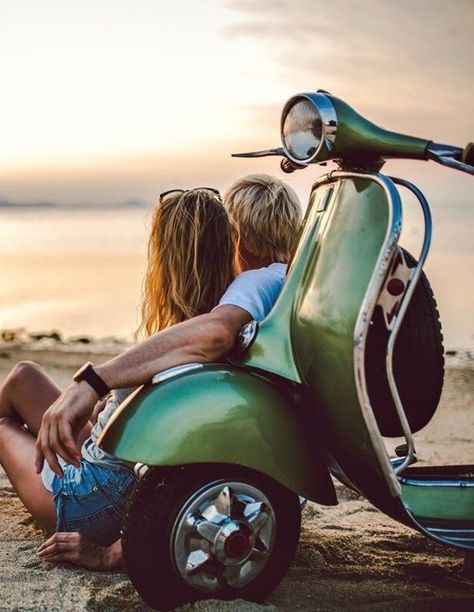 Vespa Couple, Scooter Couple, Vespa Photoshoot, Vespa Wedding, Motorcycle Engagement Photos, Vespa Vintage Italy, Vespa Art, Prenup Ideas, Classic Vespa