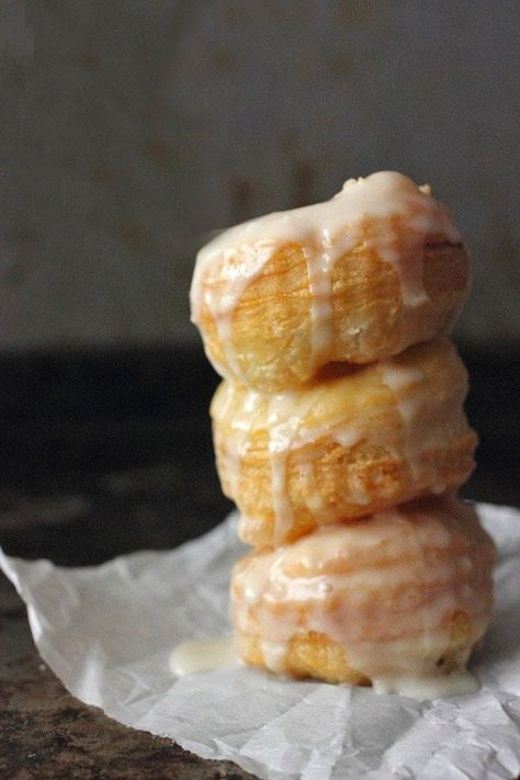 You can make Cronuts at home and they are super easy to make. All you need is pre-made puff pastry sheets to bring these delicious Homemade Cronuts to life! #puffpastry #donuts #doughnuts #puffpastrydoughnuts #puffpastrydonuts #breakfast Glazed Donuts, Puff Pastries, Cronut, Phyllo Dough, Puff Pastry Recipes, Pastry Desserts, Monkey Bread, No Sugar Foods, Sweet Rolls