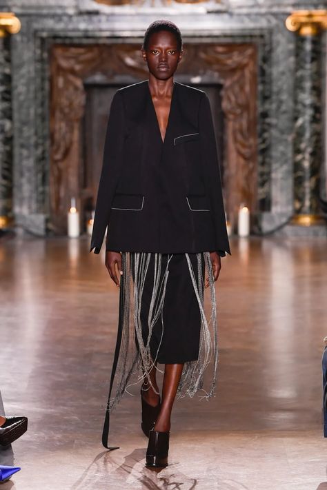 Victoria Beckham Fall 2024 Ready-to-Wear Runway, Fashion Show & Collection Review [PHOTOS] Victoria Beckham Style, Show Collection, Fashion Show Collection, Fall 2024, Victoria Beckham, Passion For Fashion, Paris Fashion, Runway Fashion, Paris Fashion Week