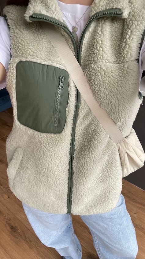 White Fleece Vest Outfit, Fleece Gilet Outfit, Fleece Vest Outfit, Gilet Outfit Women, Gilet Outfit, 2024 Clothes, Fleece Gilet, Fall 24, Outfits 2023