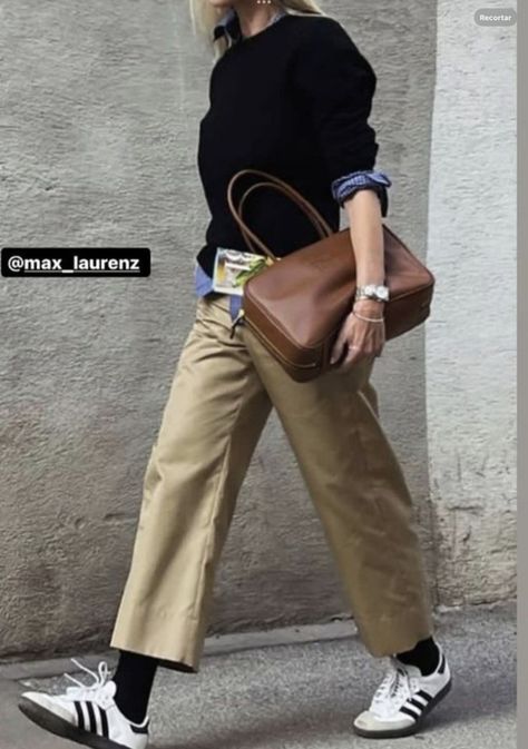 Beige Chinos Women Outfit, Chino Pants Women Outfit, Chinos Outfit Women, Light Brown Pants Outfit, Chinos Women Outfit, Beige Pants Outfit, Primavera Outfit, Chic Outfits Edgy, Brown Pants Outfit