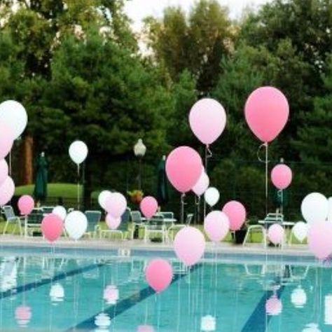 balloons tied to weights in the pool - very clever Floating Balloons, Pool Party Decorations, Fiesta Tropical, Pool Decor, Sweet 16 Parties, Grad Parties, Bday Party, Wedding Shower, The Pool