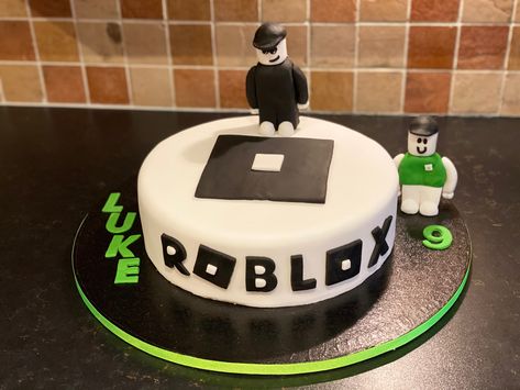 Simple Roblox Cake, Roblox Birthday Party Ideas Cakes, Roblox Pasta, Roblox Cake Boys, Roblox Cake Ideas, Roblox Cake Design, Roblox Cakes, Hungry Caterpillar Cupcakes, Roblox Birthday Cake