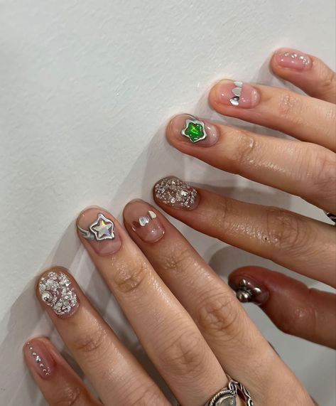 Vietnamese Nail Art, Silver Gem Nails, Swamp Nails, Short Nails Pink, Idol Nails, Pink Tip Nails, Minimal Nails Art, Minimal Nails, Casual Nails