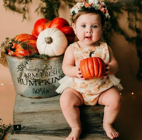 Fall Pictures One Year Old, Pink Pumpkin Photoshoot, October Cake Smash, October First Birthday Photoshoot, October 1st Birthday Photoshoot, Fall Birthday Picture Ideas, Fall First Birthday Photoshoot, Pink Pumpkin Birthday Party, Holiday Baby Pictures