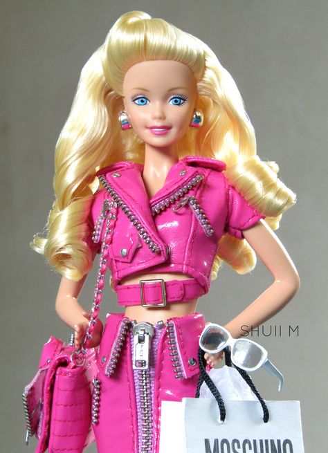 Moschino Barbie | Jesus Medina | Flickr Moschino 2015, Moschino Barbie, Barbie Cowgirl, Dollhouse Barbie, Barbie Pictures, Classic Barbie, Curly Fro, Barbie Aesthetic, Barbie Doll Clothes