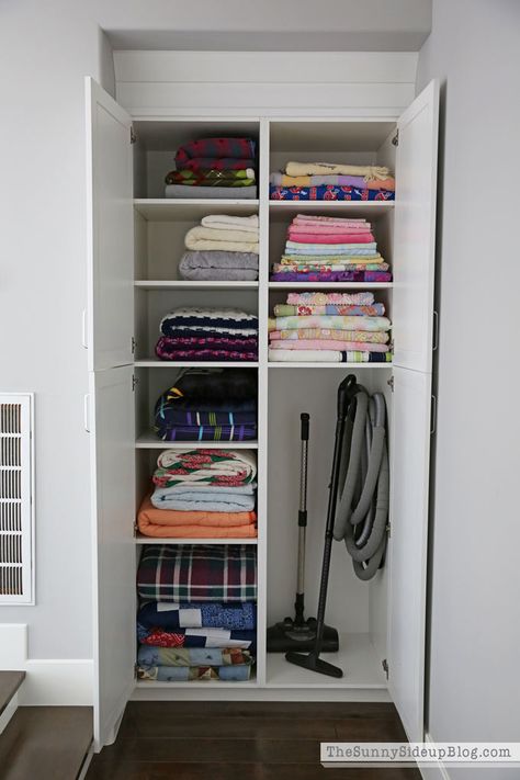 Organized Blankets and Towels - The Sunny Side Up Blog Blanket And Towel Storage, Organized Cupboards, Linen Storage Ideas, Blanket Closet, Linen Closet Organization Ideas, Office Closet Ideas, Organized Closets, Organizing Linens, Utility Closet