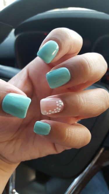 Teal And White Nail Ideas, Teal And White Nail Designs, Aqua Nails With Flowers, Flower Accent Nail Designs, Dipped Nails With Design, Thumb And Ring Finger Accent Nails, Nails Teal And White, Nails Inspiration Teal, Painted Nails Solid Color