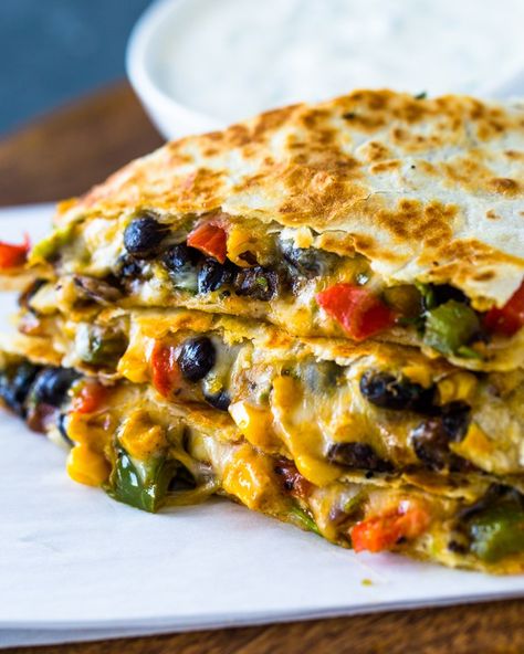 Black bean veggie quesadilla Veggie Quesadillas, Veggie Quesadilla, Vegetarian Dinner Ideas, Gimme Delicious, Vegetarian Quesadilla, Pasta Vegetariana, Meatless Dinner, Diner Recept, Quesadilla Recipes