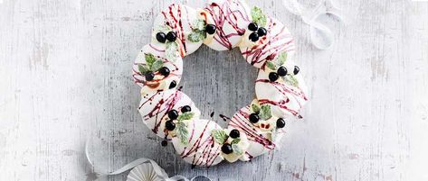 Cassis Meringues Recipe with Champagne Cream Meringue Wreath, Food Wreath, Pavlova Wreath, Glace Fruit, Christmas Pavlova, Champagne Recipe, Easy Dessert Recipes Christmas, Christmas Trifle, Meringue Pavlova