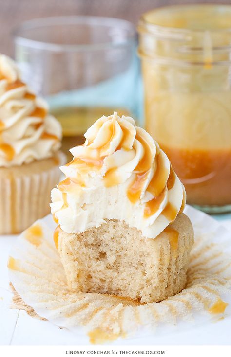 Bourbon Cupcakes, Caramel Bourbon, Boozy Cupcakes, Boozy Desserts, Cake Blog, Caramel Recipes, Vanilla Frosting, Yummy Cupcakes, Vanilla Cupcakes