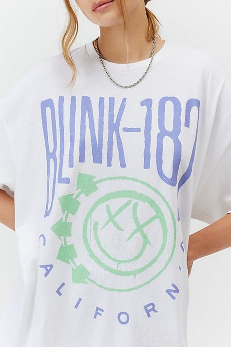 Blink 182 Birthday, Urban Outfitters Graphic Tees, All The Small Things, Summer Ootd, The Small Things, Oversized Graphic Tee, Blink 182, Urban Dresses, Small Things