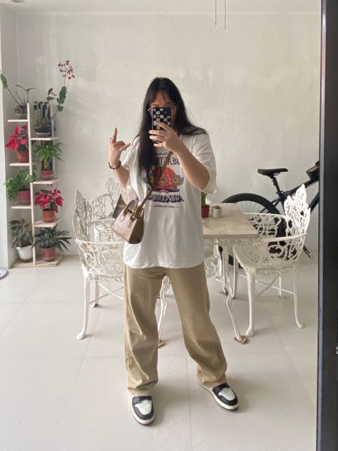 Air Jordans Outfit, White Sling Bag, Sling Bag Outfit, Brown Sling Bag, White Graphic Shirt, White Jordan Shoes, Black White Jordans, Khaki Pants Outfit, Mini Sling Bag