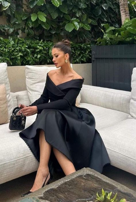 Elegant Black Dress Classy, Short Dinner Gowns Classy, Black Prom Dresses Short, Dinner Gowns Classy, Dinner Dress Classy Elegant, Color Of Happiness, Classy Elegant Outfits, Black Dresses For Women, Black Gowns