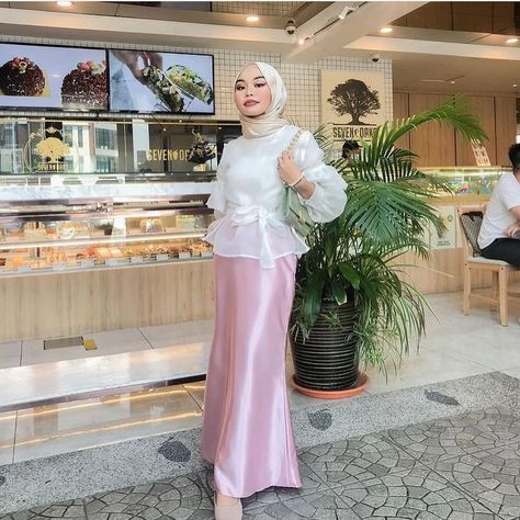 Muslim Gown, Satin Outfits, Skirt Satin, Hijab Ootd, Ootd Dress, Fashion Hijab, Outfit Hijab, Graduation Outfit