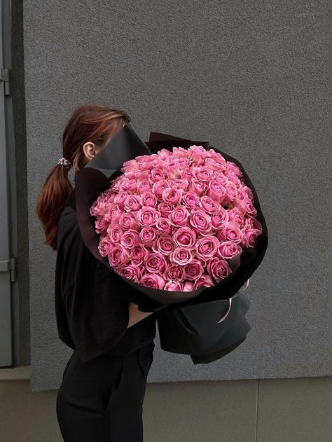 Soft Neutral Aesthetic, Flower Bouquet Dark, Cinnamon Rolls Hello Kitty, Flower Banquet, Rose Flower Bouquet, Picture Love, Black Wrapping Paper, Birthday Look, Pink Rose Bouquet