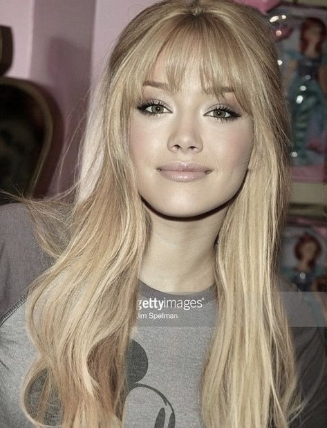 Hilary Duff Bangs, Blond Bangs, Hilary Duff Hair, 2000 Hair, Alt Hair, 2000s Hair, 2000s Hairstyles, Girl Hood, Hilary Duff Style