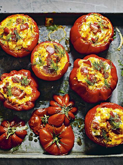 Egg and bacon stuffed tomato Stuffed Tomato, Egg And Bacon, Goat Cheese Tart, Stuffed Tomatoes, Healthy Cook Books, Healthy Food Guide, Breakfast Quiche, Paleo Beef, Bacon Egg