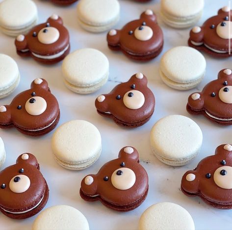 Teddy Bear Macarons, Bear Baby Shower Desserts, Bear Macarons, Baby Shower Macarons, Bear Cake Pops, Teddy Bear Baby Shower Theme, Oreo Cookie Pops, Teddy Cakes, Baby Shower Decorations Neutral