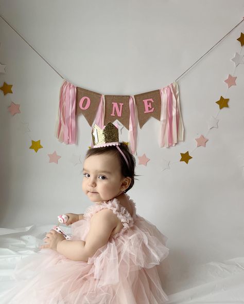 One Year Old Birthday Photoshoot At Home, 1year Baby Girl Photoshooting Ideas, 1st Birthday Photoshoot At Home, 1 Year Birthday Photoshoot At Home, At Home 1st Birthday Photoshoot, Diy One Year Old Photo Shoot, Diy 1st Birthday Photo Shoot, Diy Home Photoshoot, Diy First Birthday Photoshoot