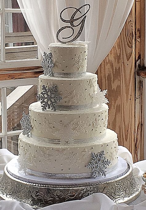 Buttercream design of sanding sugar and snowflakes Snow Wedding Cake, Winter Wonderland Wedding Cake, Snowflake Wedding Cake, Winter Wonderland Wedding Cakes, Quince Blue, Sweet 16 Winter Wonderland, Sweet 16 Winter, Cakes Pictures, Wonderland Wedding Theme