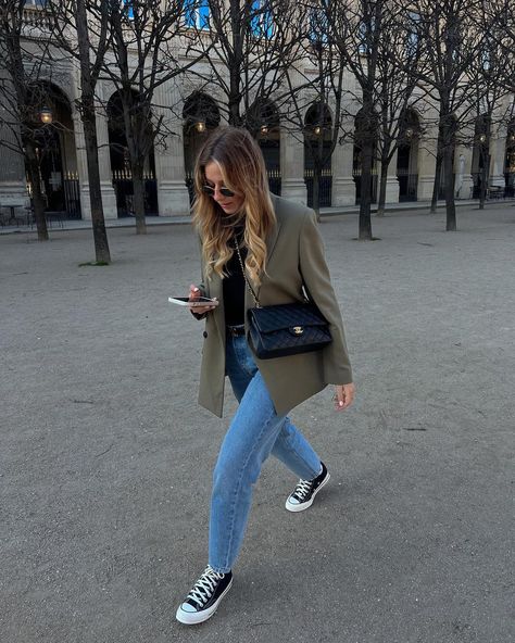 Converse And Blazer Outfit, April Outfits Casual, April Outfits 2023, Blazer Street Style 2023, Converse Street Style, Effortless Outfit, Wardrobe Tips, Outfits Chic, Outfits With Converse