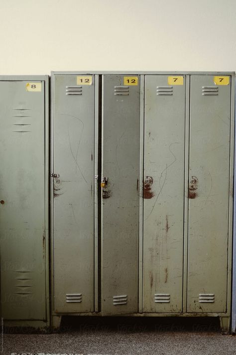 Highschool Locker Room, Locker Room Aesthetic, Vintage Locker Room, Locker Aesthetic, Old Lockers, Ideas Master Bedrooms, Gym Locker Room, Clean Mind, Guys Room Aesthetic