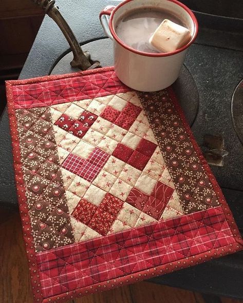 Quilted Placemat, Small Quilt Projects, Heart Quilt Pattern, Mini Quilt Patterns, Pandora Collection, Mug Rug Patterns, Smart Tiles, Rug Patterns, Miniature Quilts