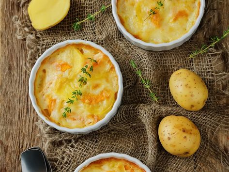 Gratin de panais, poireaux, carottes et pommes de terre Vegetarian Vegetable Soup, Cheesy Potato Gratin, Vegetable Soup Crock Pot, Vegetable Noodle Soup, Vegetable Soup Healthy, Winter Cooking, Potato Recipes Side Dishes, Potato Gratin, Fall Cooking