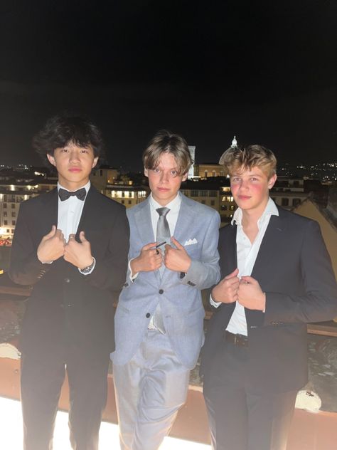 Prom Picture Poses Guys, High School Prom Outfits For Guys, Prom Fits Men, Prom Guys, Matching Prom Outfits, Prom Male, Gay Prom, Matching Prom, School Dance Outfits