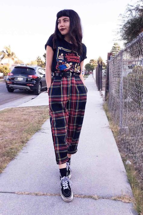 28 Versatile Plaid Pants And Ways Of Pulling Them Off Plaid Pants Outfit, Tokyo Street Fashion, 90's Fashion, Mode Ootd, Alt Fashion, Alternative Outfits, Plaid Pants, Edgy Outfits, Mode Inspiration