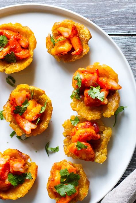 Fried green plantains filled with shrimp Tostones Rellenos, Plantain Cups, Green Plantains, Garlicky Shrimp, Lemon Squeezer, Shrimp Seasoning, Green Banana, Adobo, Tandoori Chicken