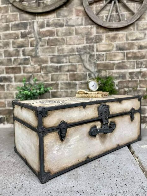 Old Trunks Makeover, Painted Chest Trunk, Trunk Painting Ideas Diy, Old Trunk Ideas Repurposed, Vintage Trunks Makeover, Old Trunk Redo, Vintage Chest Trunk, Antique Trunk Restoration, Vintage Steamer Trunk