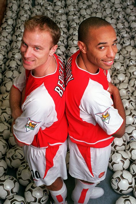 Henry and Bergkamp Dennis Bergkamp, Arsenal Soccer, Arsenal Wallpapers, 90s Football, Soccer Photography, Thierry Henry, Johan Cruyff, Legends Football, Football Players Images