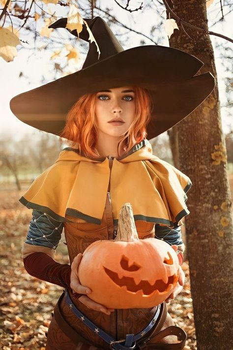 #helloween trends Which Costume Halloween, Cosplay Photography Poses, Halloween Costumes Redhead, Halloween Mode, Triss Merigold, Witch Cosplay, Halloween Tattoo, Witch Outfit, Halloween Photoshoot